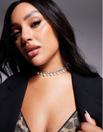 Curve choker necklace with crystal cupchain and faux pearl design in silver tone